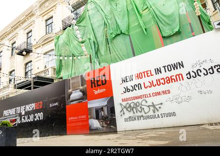 Chantier de construction de Radisson Red. Nouvel hôtel dans la ville de Tbilissi Géorgie. Bannière d'informations sur l'annonce Banque D'Images