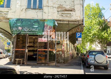 Ancienne architecture de Tbilissi, bâtiment délavant, façade de l'ancien magasin. Rue Kiev vieille ville Tbilissi Géorgie Banque D'Images
