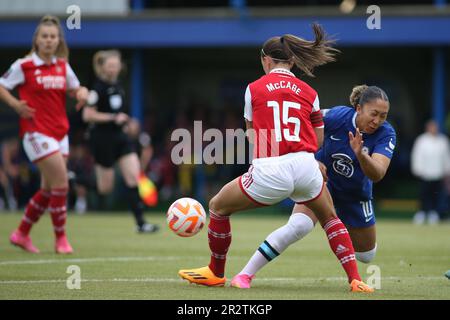 Londres, Royaume-Uni. 21st mai 2023. Londres, 21 mai 2023: Lauren James (10 Chelsea) arrêté par Katie McCabe (15 Arsenal) pendant le match de la Barclays FA Womens Super League entre Chelsea et Arsenal à Kingsmeadow, Londres, Angleterre. (Pedro Soares/SPP) crédit: SPP Sport presse photo. /Alamy Live News Banque D'Images