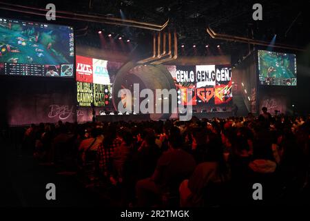 Londres, Royaume-Uni. 19th mai 2023. Les équipes Bilibili Gaming (l) et Gen.G participent sur scène au Copper Box Arena de Londres. Le tournoi MSI 'League of Legends' oppose les équipes e-sports internationales dans le jeu en ligne multijoueur 'League of Legends'. Credit: Benedikt Wenck/dpa/Alay Live News Banque D'Images