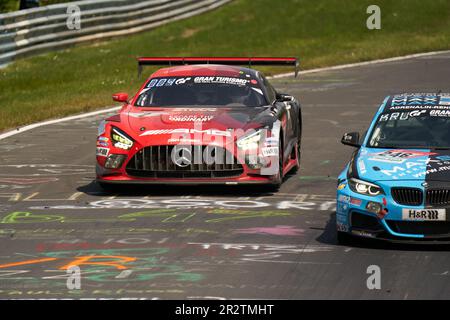 21 mai 2023, Rhénanie-Palatinat, Nürburg: La Mercedes-AMG GT3 de Mercedes-AMG Team GetSpeed avec Adan Christodoulou, Maximilian Götz, et Fabian Schiller passe la section 'Pflanzgarten' de la course de 24 heures au Nürburgring. Photo: Thomas Frey/dpa crédit: dpa Picture Alliance/Alay Live News Banque D'Images