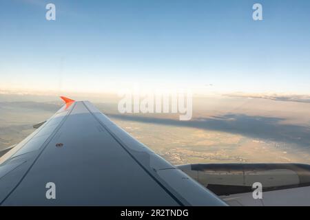 Aile à jet - Airbus A320-174Y - vue aérienne depuis un siège de fenêtre d'avion Banque D'Images