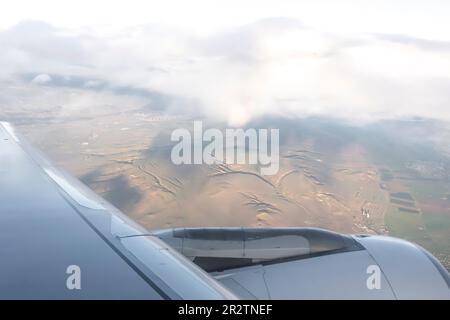 Nuages vus à travers le moteur de jet - vue aérienne depuis un siège de fenêtre d'avion Banque D'Images