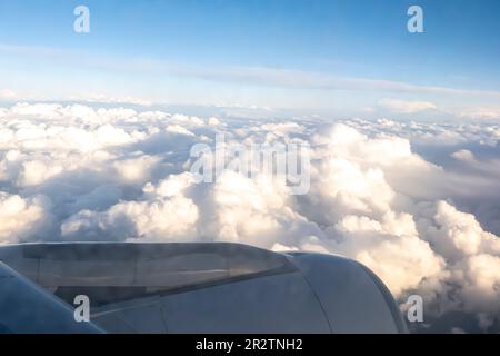 Nuages vus à travers le moteur de jet - vue aérienne depuis un siège de fenêtre d'avion Banque D'Images