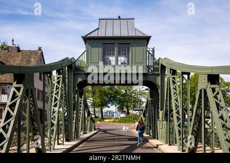 Le pont tournant au port dans le quartier Deutz, Cologne, Allemagne. Die Drehbruecke im Deutzer Hafen, Koeln, Deutschland. Banque D'Images