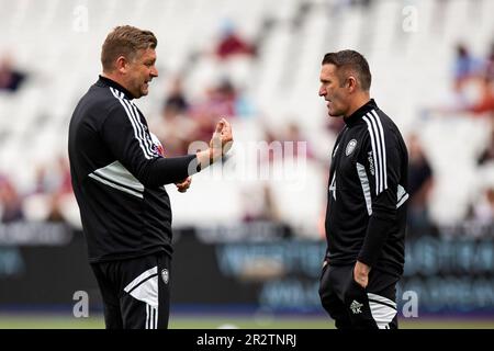 Londres, Royaume-Uni. 21st mai 2023. Les entraîneurs de Leeds United Karl Robinson (L) et Robbie Keane (R) pendant l'échauffement. Match de la Premier League, West Ham Utd / Leeds Utd au stade de Londres, parc olympique Queen Elizabeth à Londres, le dimanche 21st mai 2023 . Cette image ne peut être utilisée qu'à des fins éditoriales. Usage éditorial seulement photo de Lewis Mitchell/Andrew Orchard sports photographie/Alamy Live News crédit: Andrew Orchard sports photographie/Alamy Live News Banque D'Images