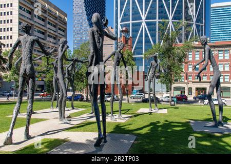 Calgary, AB, Canada-août 2022; vue sur l'aluminium la statue de la Fraternité de l'humanité ou la famille de l'Homme, conçue et réalisée par Mario Armengol avec Banque D'Images