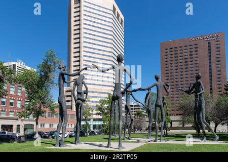 Calgary, AB, Canada-août 2022; voir dans le parc de l'aluminium les statues de la Fraternité de l'humanité ou la famille de l'Homme, conçues et fabriquées par Mar Banque D'Images