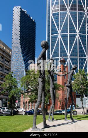 Calgary, AB, Canada-août 2022; vue verticale de l'aluminium la statue de la Fraternité de l'humanité ou la famille de l'Homme, conçue et réalisée par Mario Armen Banque D'Images