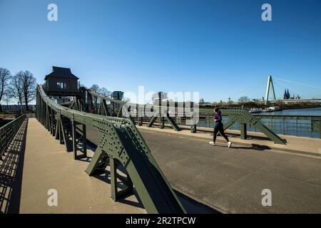 Vue du pont pivot au port dans le quartier Deutz au pont Severins au-dessus du Rhin, derrière le pont la cathédrale, Cologne, Banque D'Images