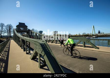 Vue du pont pivot au port dans le quartier Deutz au pont Severins au-dessus du Rhin, derrière le pont la cathédrale, Cologne, Banque D'Images