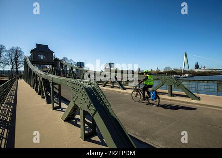 Vue du pont pivot au port dans le quartier Deutz au pont Severins au-dessus du Rhin, derrière le pont la cathédrale, Cologne, Banque D'Images