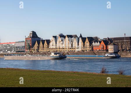 Le port de Rheinau avec le bâtiment de bureaux Silo 23, un ancien grenier et à l'ancienne maison de stockage, maintenant un bâtiment résidentiel exclusif, Cologne, allemand Banque D'Images