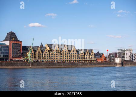 Le port de Rheinau avec le bâtiment de bureaux Silo 23, un ancien grenier et à l'ancienne maison de stockage, maintenant un bâtiment résidentiel exclusif, Cologne, allemand Banque D'Images