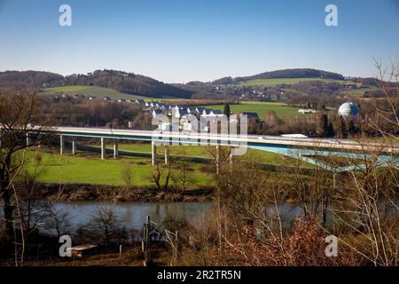 Pont de la route fédérale B 226n sur la Ruhr, Wetter sur la Ruhr, Rhénanie-du-Nord-Westphalie, Allemagne. Bruecke der B 226n ueber die Ruhr in Banque D'Images