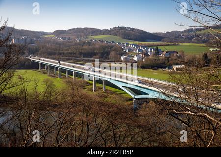 Pont de la route fédérale B 226n sur la Ruhr, Wetter sur la Ruhr, Rhénanie-du-Nord-Westphalie, Allemagne. Bruecke der B 226n ueber die Ruhr in Banque D'Images