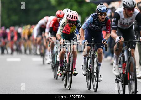 BERGAME, ITALIE - MAI 21: Ben Healy d'Irlande et équipe EF Education-EasyPost et Simon Clarke d'Australie et équipe Israël se disputent dans la sécessionniste lors de la 106th Giro d'Italia 2023, étape 15 une étape 195km de Seregno à Bergame / #UCIWT / on 21 mai 2023 à Seregno, Italie. Photo Tiziano Ballabio crédit: Tiziano Ballabio/Alamy Live News Banque D'Images