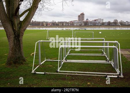 Les buts de football sont debout dans les prés du Rhin dans le district de Poll, Cologne, Allemagne. Fussballtore Stehen in den Rheinwiesen im Stadtteil Poll, Koe Banque D'Images