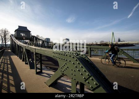 Vue du pont pivot au port dans le quartier Deutz au pont Severins au-dessus du Rhin, derrière le pont la cathédrale, Cologne, Banque D'Images