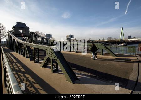 Vue du pont pivot au port dans le quartier Deutz au pont Severins au-dessus du Rhin, derrière le pont la cathédrale, Cologne, Banque D'Images