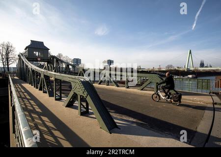 Vue du pont pivot au port dans le quartier Deutz au pont Severins au-dessus du Rhin, derrière le pont la cathédrale, Cologne, Banque D'Images