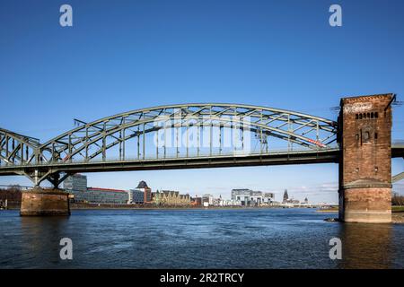 Vue de dessous le Suedbruecke au port de Rheinau avec les Crane Houses et à la cathédrale, Cologne, Allemagne. Betrieb einer Betrieb Banque D'Images