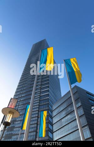 La Tour de Cologne au Mediapark, drapeaux ukrainiens comme signe de solidarité, Cologne, Allemagne. Der Koelnturm im Mediapark, Ukrainsche Fahnen als Zeich Banque D'Images