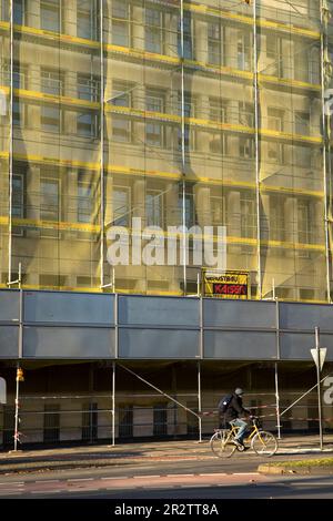 Échafaudage avec bâche jaune transparente sur un bâtiment à Kaiser-Wilhelm-Ring, Cologne, Allemagne. Baugeruest mit gelblich transparent plan a Banque D'Images