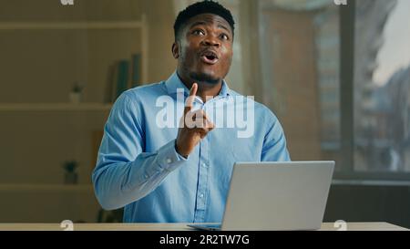 Créatif Africain américain ethnique 30s homme d'affaires bureau employé écrivain gestionnaire travailleur entrepreneur designer pense plan d'affaires venir avec l'idée Banque D'Images