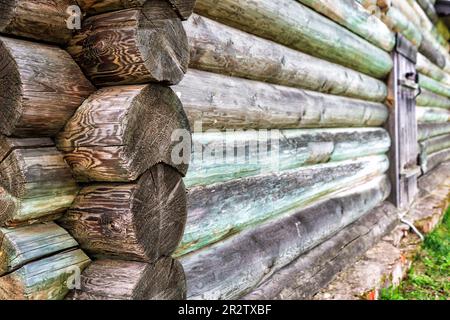 Ancienne cabane en bois, mur en bois de près. Extérieur de maison en bois vintage pour l'arrière-plan. Thème de texture, conception rustique, nature, construction de rondins Banque D'Images