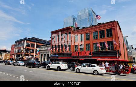 Nashville, Tennessee, U.S.A - 22 juin 2022 - vue sur la cuisine de Jason Aldean et le bar sur le toit de l'autre côté de la rue Banque D'Images
