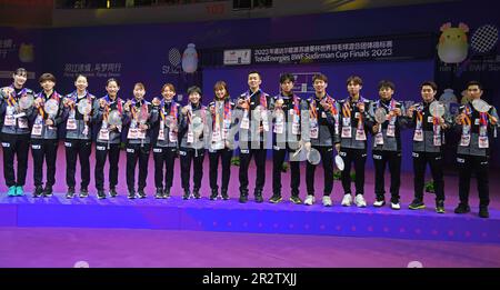 Suzhou, province chinoise du Jiangsu. 21st mai 2023. Team Japan pose avec des médailles lors de la cérémonie de remise de la coupe BWF Sudirman à Suzhou, dans la province du Jiangsu, en Chine orientale, au 21 mai 2023. Credit: Hou Zhaokang/Xinhua/Alamy Live News Banque D'Images