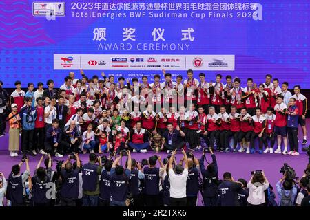 Suzhou, province chinoise du Jiangsu. 21st mai 2023. Team China pose avec le trophée après la cérémonie de remise de la coupe BWF Sudirman à Suzhou, dans la province de Jiangsu, en Chine orientale, au 21 mai 2023. Credit: Li Bo/Xinhua/Alay Live News Banque D'Images