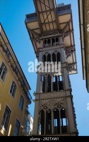 Vue du bas de l'ascenseur en fonte Santa Justa Banque D'Images