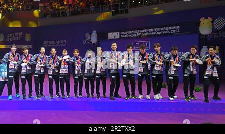 Suzhou, province chinoise du Jiangsu. 21st mai 2023. Team Japan pose pour des photos lors de la cérémonie de remise de la coupe BWF Sudirman à Suzhou, dans la province du Jiangsu, en Chine orientale, au 21 mai 2023. Credit: Hou Zhaokang/Xinhua/Alamy Live News Banque D'Images