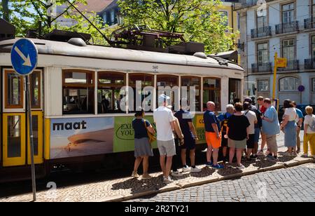 Une foule de touristes sur l'un des célèbres tramways jaunes de Lisbonne Banque D'Images