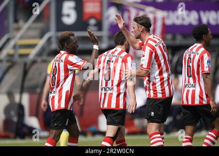 ROTTERDAM - (lr) Joshua Kitolano de Sparta Rotterdam, 3-1, Bart Vriends de Sparta Rotterdam pendant le match néerlandais Eredivisie entre Sparta Rotterdam et SC Cambuur à Sparta Stadion Het Kasteel sur 21 mai 2023 à Rotterdam, pays-Bas. ANP ROY LAZET Banque D'Images
