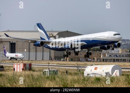 HiFly Malta Airbus A340-313 (REG: 9h-SUN) vol d'exploitation 5K8390 au départ de Reykjavik. Banque D'Images