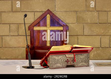 Livre liturgique sur l'autel de l'église catholique pendant la messe. Catholicisme Banque D'Images