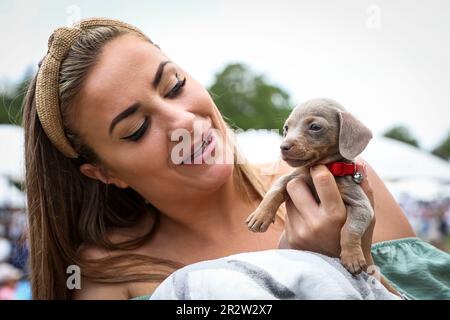 USAGE ÉDITORIAL SEULEMENT Stacey avec son chien Binky à Goodwoof 2023, un événement canin tenu à Goodwood Estate, Chichester. Date de la photo: Dimanche 21 avril 2023. Banque D'Images