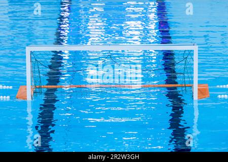 Portail de water-polo sur l'eau dans la piscine. Affiche sur le thème du sport horizontal, cartes de vœux, en-têtes, site Web et application Banque D'Images