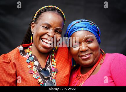 Tina Sekete (à gauche) et Jane Dlamini, de Johannesburg, en Afrique du Sud, en appréciant le concert pendant la Journée de l'Afrique à Dublin à l'hôpital Royal Kilmainham. La Journée de l'Afrique est l'occasion pour les peuples de se réunir et de célébrer les peuples, les cultures et la diversité de l'Afrique. La célébration de cette année est également l'occasion de se rappeler que, le 25 mai 1963, 32 pays africains ont signé la Charte de l'Organisation de l'unité africaine (OUA), qui est devenue plus tard l'Union africaine (UA). Date de la photo: Dimanche 21 mai 2023. Banque D'Images