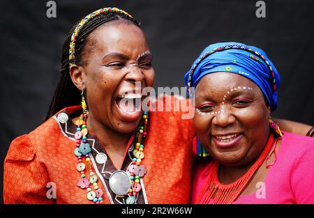 Tina Sekete (à gauche) et Jane Dlamini, de Johannesburg, en Afrique du Sud, en appréciant le concert pendant la Journée de l'Afrique à Dublin à l'hôpital Royal Kilmainham. La Journée de l'Afrique est l'occasion pour les peuples de se réunir et de célébrer les peuples, les cultures et la diversité de l'Afrique. La célébration de cette année est également l'occasion de se rappeler que, le 25 mai 1963, 32 pays africains ont signé la Charte de l'Organisation de l'unité africaine (OUA), qui est devenue plus tard l'Union africaine (UA). Date de la photo: Dimanche 21 mai 2023. Banque D'Images