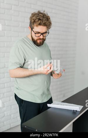 Portrait de l'homme assemblant des meubles. Faites-le vous-même assemblage de meubles à la maison Banque D'Images
