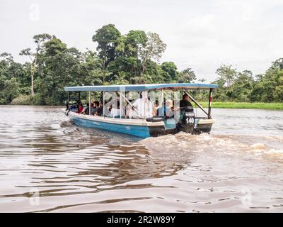 Bateau chargé de touristes se rendant sur la voie navigable dans le parc national de Tortuguero du côté des Caraïbes du Costa Rica. Banque D'Images