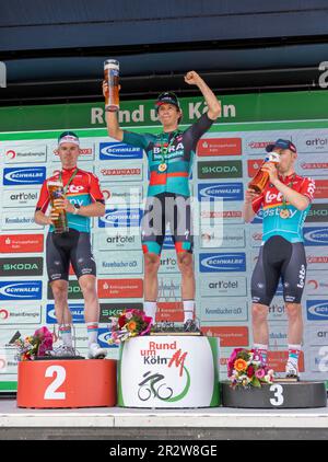 Cologne, Allemagne. 21st mai 2023. Cyclisme: Série européenne UCI - autour de Cologne, course sur route (201,10 km), hommes. Dutchman Danny van Poppel (M) de Team Bora-hansgrohe est sur le podium en tant que finisseur de la première place dans l'édition 105th de la course cycliste « autour de Cologne » aux côtés de la deuxième place belge Milan Menten (L) de Team Lotto Dstny et de la troisième place Jasper de Buyst (R) de Team Lotto Dstny. Credit: Thomas Banneyer/dpa/Alay Live News Banque D'Images