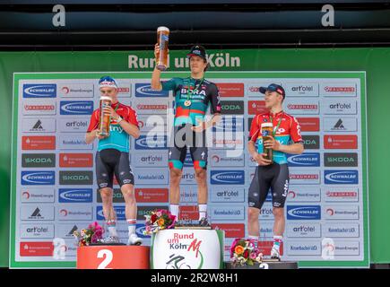 Cologne, Allemagne. 21st mai 2023. Cyclisme: Série européenne UCI - autour de Cologne, course sur route (201,10 km), hommes. Dutchman Danny van Poppel (M) de Team Bora-hansgrohe est sur le podium en tant que finisseur de la première place dans l'édition 105th de la course cycliste « autour de Cologne » aux côtés de la deuxième place belge Milan Menten (L) de Team Lotto Dstny et de la troisième place Jasper de Buyst (R) de Team Lotto Dstny. Credit: Thomas Banneyer/dpa/Alay Live News Banque D'Images