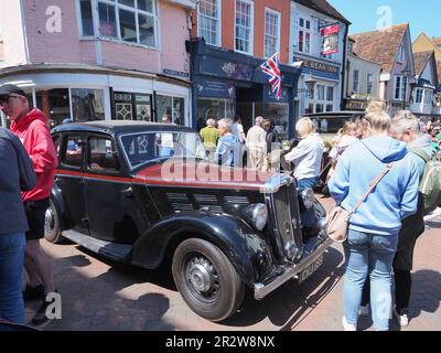 Faversham, Kent, Royaume-Uni. 21st mai 2023. Le festival annuel des transports dans la ville historique de Faversham, dans le Kent, a eu lieu ce week-end par beau temps chaud et ensoleillé, avec une gamme de superbes voitures classiques exposées pour les visiteurs. Crédit : James Bell/Alay Live News Banque D'Images