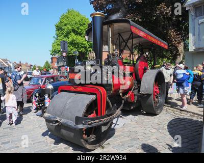 Faversham, Kent, Royaume-Uni. 21st mai 2023. Le festival annuel des transports dans la ville historique de Faversham, dans le Kent, a eu lieu ce week-end par beau temps chaud et ensoleillé, avec une gamme de superbes voitures classiques exposées pour les visiteurs. Crédit : James Bell/Alay Live News Banque D'Images