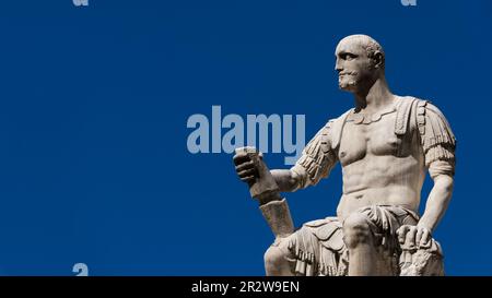 Giovanni delle Bande Nere (Giovanni des bandes noires), un célèbre capitaine militaire mercenaire de la Renaissance. Une statue d'avant-porte datant de 16th ans érigée en FL Banque D'Images